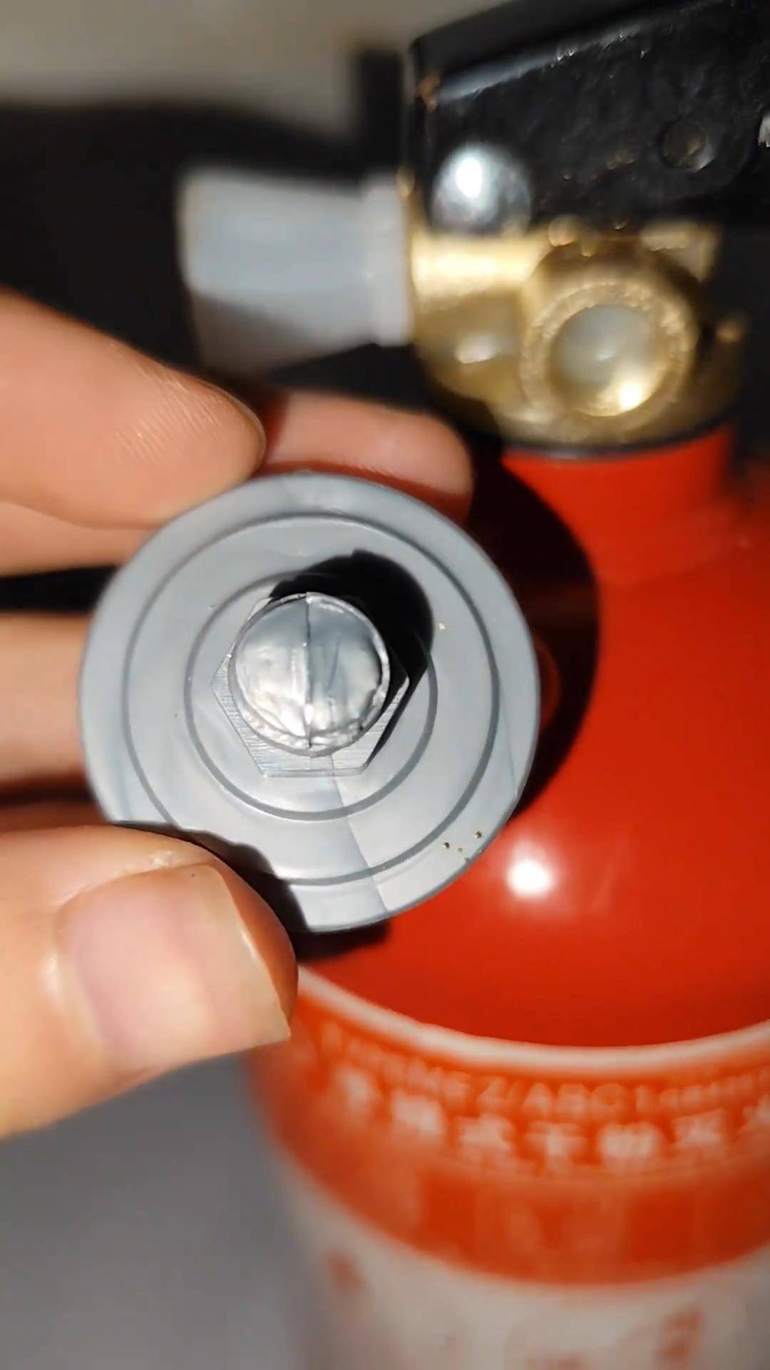 滅火器壓力表成“擺設”?廠家稱有人盜名仿造<strong></p>
<p>壓力表
</strong>,市監局將介入調查:壓力表